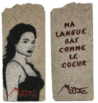 Ma langue bat comme le coeur, encre aérosol sur parpaing, 18x7.5x4cm., 2017